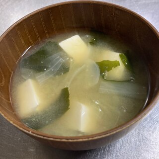 新玉ねぎ、わかめ、豆腐の味噌汁